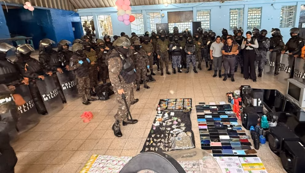 El Ejército de Guatemala decomisa droga, televisores, aves, perros y dispositivos en penal femenino