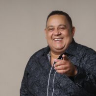 Abril bailable en Lungomare con Peña Suazo y Pablito Martínez Santo Domingo.– El centro de entretenimiento Lungomare prepara una cartelera especial para abril con presentaciones de merengue en vivo, encabezadas por José Peña Suazo y la Banda Gorda y el también merenguero Pablito Martínez, como parte de su apuesta por el talento dominicano. La agenda se inicia el viernes 10 de abril con la presentación de Pablito Martínez junto a La Orquesta de Los Clásicos, a partir de las 9:00 de la noche. El evento será gratuito (no cover), aunque se establecerá un consumo mínimo de RD$1,000 por persona. Martínez es reconocido por su trayectoria dentro del merengue tradicional, con participaciones en importantes orquestas y una carrera que lo mantiene activo en escenarios locales. Para las secretarias La producción artística del empresario Raphy D’Oleo continuará el viernes 24 de abril con José Peña Suazo y la Banda Gorda, quien encabezará una fiesta especial por el Día de las Secretarias. Para este evento, las entradas estarán disponibles en dos categorías: VIP a RD$2,500 y general a RD$1,500. Los organizadores informaron que los interesados deben reservar previamente seleccionando su ubicación y confirmar disponibilidad antes de realizar cualquier pago. Las reservaciones se gestionan vía WhatsApp al (849) 207-7360, mientras que para más información está disponible el teléfono (809) 682-3009. El establecimiento continúa su apuesta al talento dominicano en un ambiente seguro, consolidándose como uno de los espacios activos para la música en vivo en la capital durante este mes.