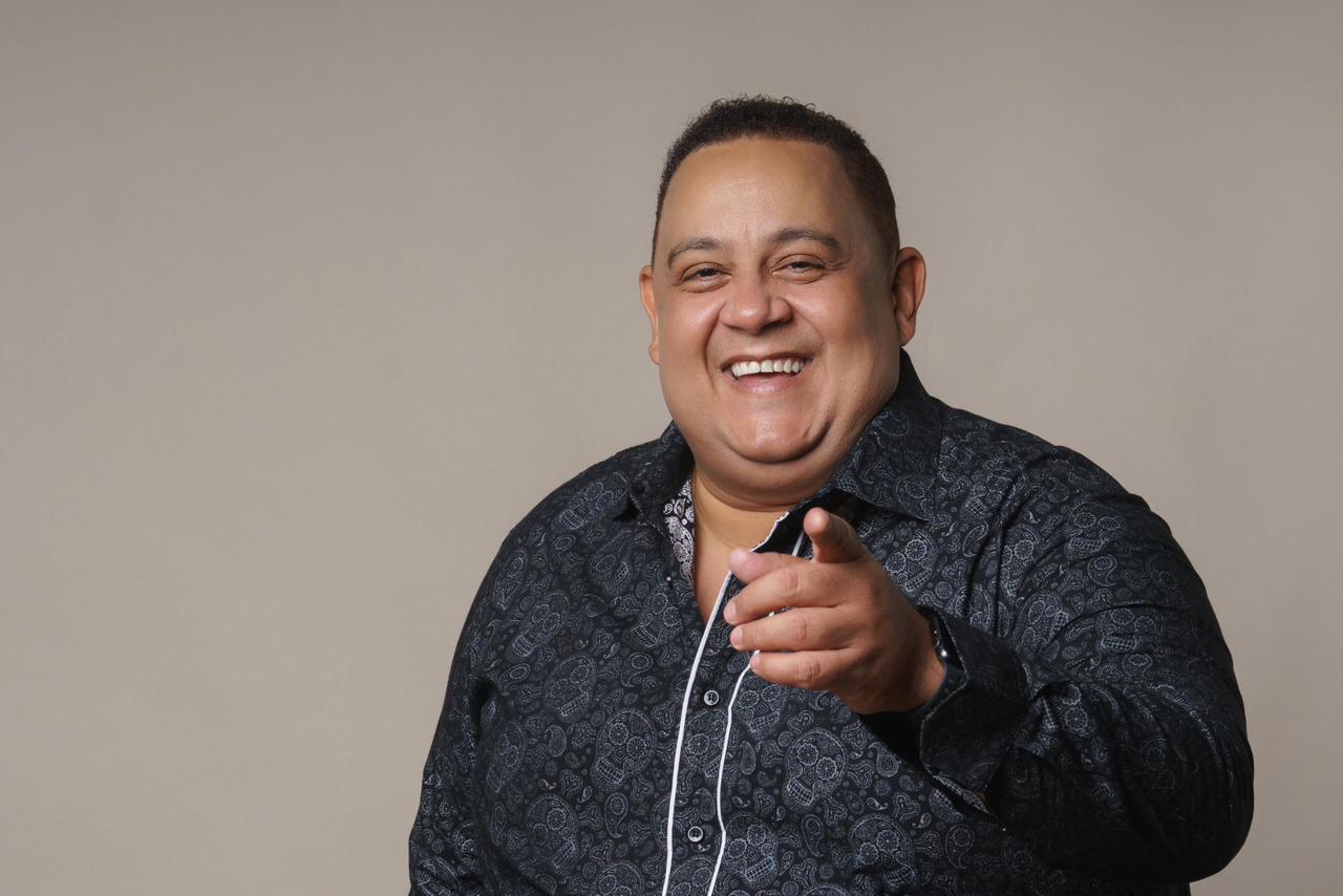 Abril bailable en Lungomare con Peña Suazo y Pablito Martínez Santo Domingo.– El centro de entretenimiento Lungomare prepara una cartelera especial para abril con presentaciones de merengue en vivo, encabezadas por José Peña Suazo y la Banda Gorda y el también merenguero Pablito Martínez, como parte de su apuesta por el talento dominicano. La agenda se inicia el viernes 10 de abril con la presentación de Pablito Martínez junto a La Orquesta de Los Clásicos, a partir de las 9:00 de la noche. El evento será gratuito (no cover), aunque se establecerá un consumo mínimo de RD$1,000 por persona. Martínez es reconocido por su trayectoria dentro del merengue tradicional, con participaciones en importantes orquestas y una carrera que lo mantiene activo en escenarios locales. Para las secretarias La producción artística del empresario Raphy D’Oleo continuará el viernes 24 de abril con José Peña Suazo y la Banda Gorda, quien encabezará una fiesta especial por el Día de las Secretarias. Para este evento, las entradas estarán disponibles en dos categorías: VIP a RD$2,500 y general a RD$1,500. Los organizadores informaron que los interesados deben reservar previamente seleccionando su ubicación y confirmar disponibilidad antes de realizar cualquier pago. Las reservaciones se gestionan vía WhatsApp al (849) 207-7360, mientras que para más información está disponible el teléfono (809) 682-3009. El establecimiento continúa su apuesta al talento dominicano en un ambiente seguro, consolidándose como uno de los espacios activos para la música en vivo en la capital durante este mes.