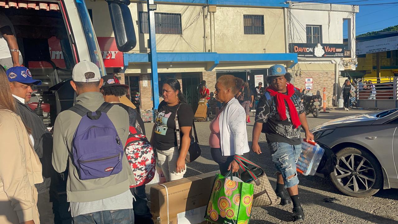 Aumenta flujo de pasajeros en paradas de Santiago por inicio del éxodo de Semana Santa