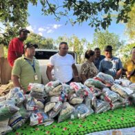 Oficina Senatorial de Monseñor Nouel continúa entrega de kits de habichuelas con dulce en comunidades
