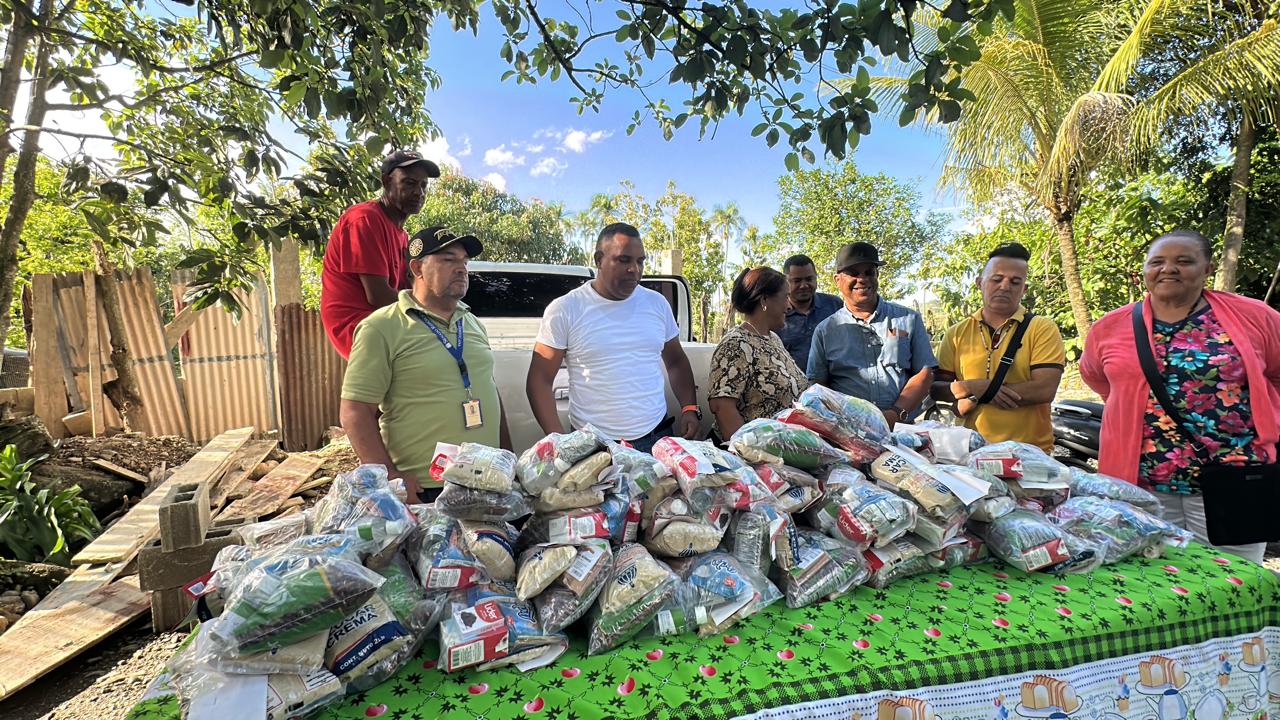 Oficina Senatorial de Monseñor Nouel continúa entrega de kits de habichuelas con dulce en comunidades
