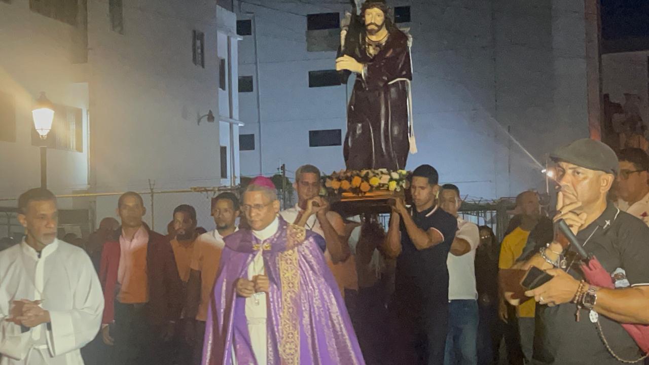Santiago se vuelca en fe: cientos de católicos recorren las calles en la tradicional Procesión del Nazareno
