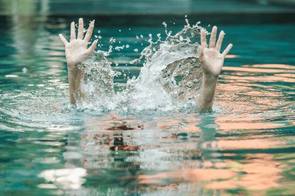 Menor pierde la vida tras caer en piscina de villa privada en Jarabacoa