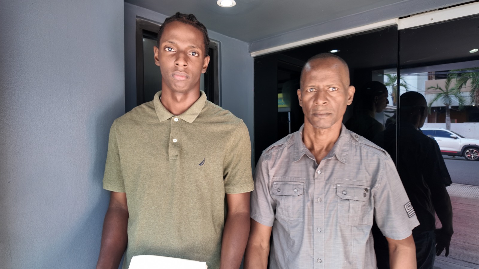 Hijo pide ayuda para costear implante coclear de su padre