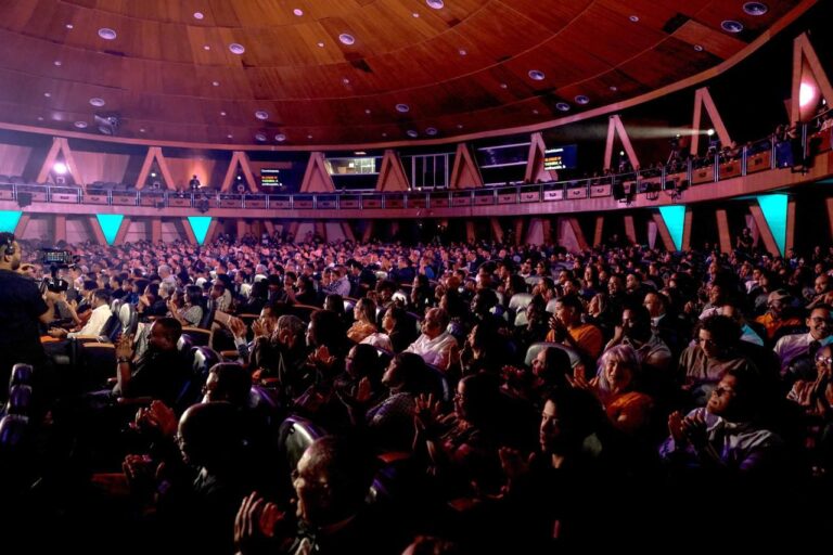 Más de 1,000 personas se unen en devocional musical interreligioso de Pascua organizado por La Iglesia de Jesucristo