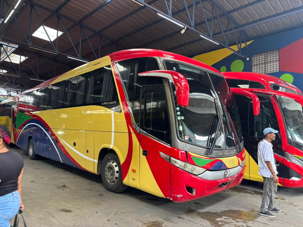 Flujo de pasajeros aumenta ligeramente en paradas de autobuses este Jueves Santo