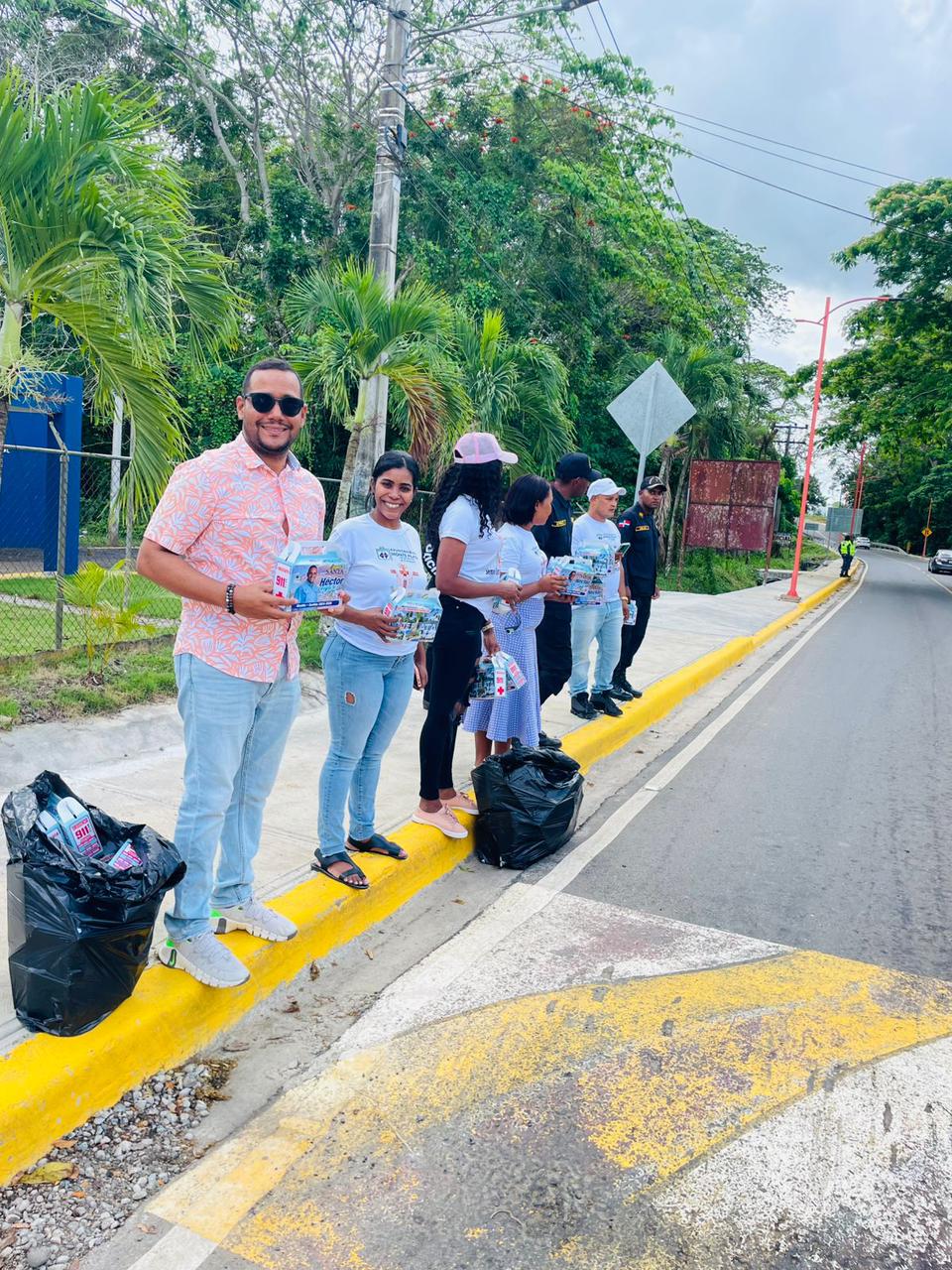 Alcaldía de Monte Plata refuerza la prevención en Semana Santa con entrega de botiquines a vacacionistas