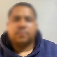 Atrapan presunto estafador electrónico con 14 tarjetas bancarias, dinero en efectivo y motocicleta sin placa en Santiago