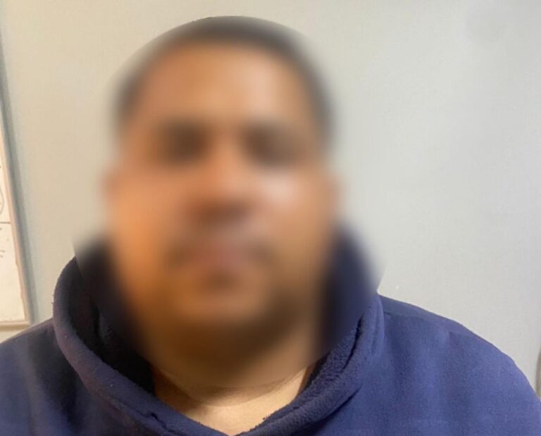 Atrapan presunto estafador electrónico con 14 tarjetas bancarias, dinero en efectivo y motocicleta sin placa en Santiago