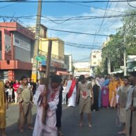 Cientos de feligreses participan en tradicional Viacrucis de Viernes Santo en San Juan Bosco