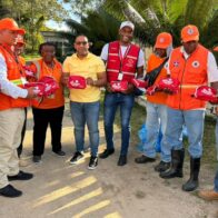 Diputado Jhon Contreras entrega botiquines a organismos de socorro en Monte Plata por Semana Santa 2026