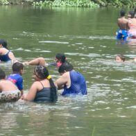 Masiva asistencia de bañistas marca el Sábado Santo en Las Charcas de Santiago; familias abarrotan el balneario pese a restricciones