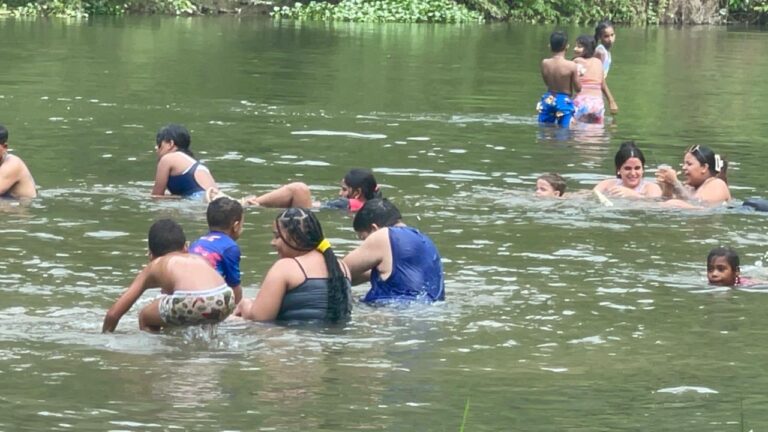 Masiva asistencia de bañistas marca el Sábado Santo en Las Charcas de Santiago; familias abarrotan el balneario pese a restricciones