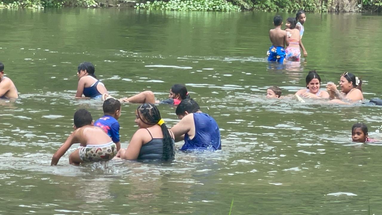 Masiva asistencia de bañistas marca el Sábado Santo en Las Charcas de Santiago; familias abarrotan el balneario pese a restricciones