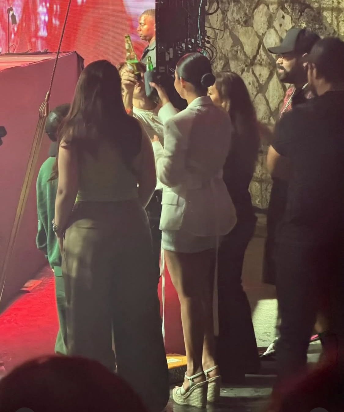 Ángela Aguilar fue vista disfrutando del concierto de su esposo, Christian Nodal en RD