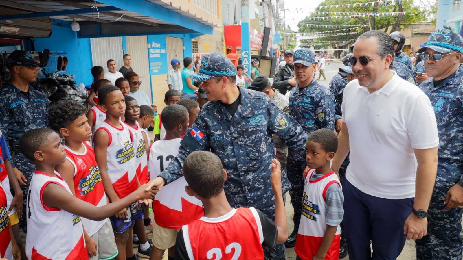 Director de la Policía Nacional refuerza seguridad y cercanía comunitaria con recorrido por Capotillo y Gualey