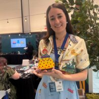 El arte de pintar las muñecas sin rostro brilla en el Tradeshow de RD en Miami