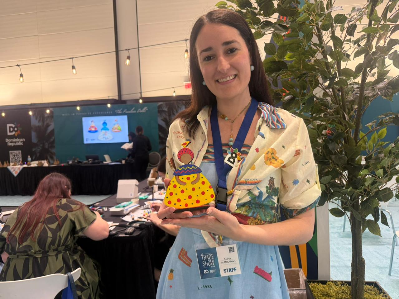 El arte de pintar las muñecas sin rostro brilla en el Tradeshow de RD en Miami