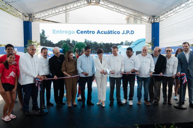 Ministro Ito Bisonó entrega Centro Acuático del Centro Olímpico y anuncia su certificación internacional