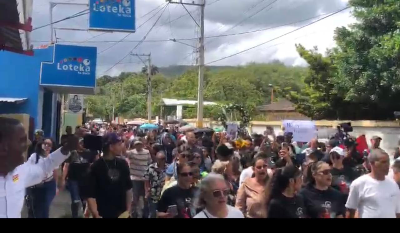 Cientos marchan en Sabana Iglesia contra presencia de haitianos tras crimen de joven; elevan recompensa a RD$500 mil por prófugo