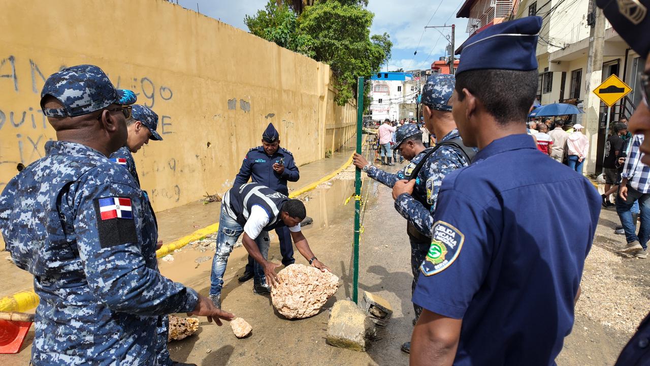 Acordonan área de la Escuela Costa Rica tras colapso de pared perimetral