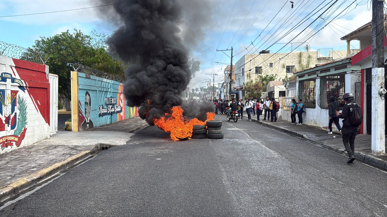 FER protesta por intervención policial en liceo Ercilia Pepín y exige libertad de estudiantes en SFM