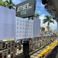 Persisten actos de recuerdo en la “zona cero” del Jet Set tras cese de lluvias; mantienen montaje para misa