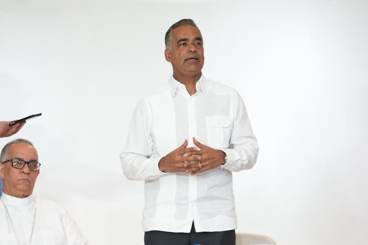 Ministro de Energía y Minas, Joel Santos.