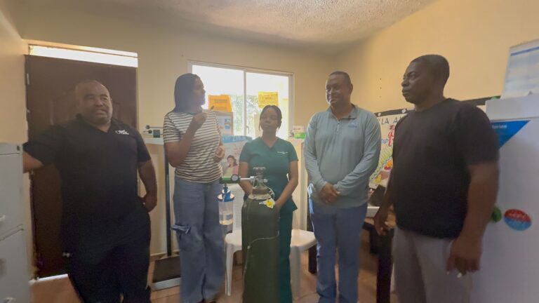 Fundación Rincón Bay fortalece servicios de salud en Las Galeras con donación de tanque de oxígeno