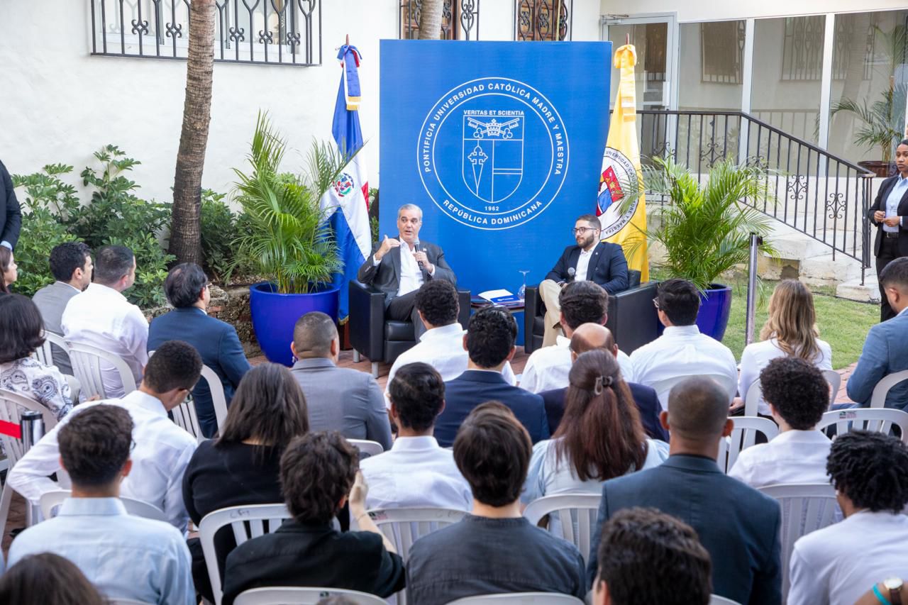 Abinader conversa con estudiantes universitarios sobre educación, liderazgo y servicio público como pilares del desarrollo