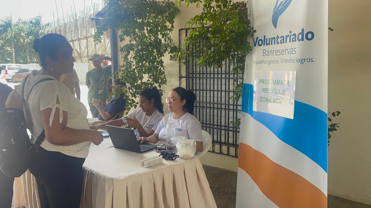 Voluntariado Banreservas impacta comunidades y fortalece cultura ambiental durante jornada de intercambio de plástico por alimentos en Santiago