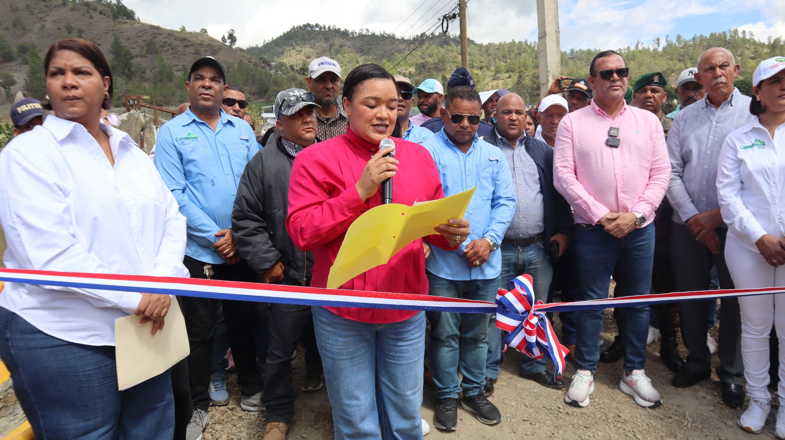 Alcaldía y Concejo de Regidores de Constanza inauguran puente sobre el río Pantuflas en el Barrio Puerto Rico