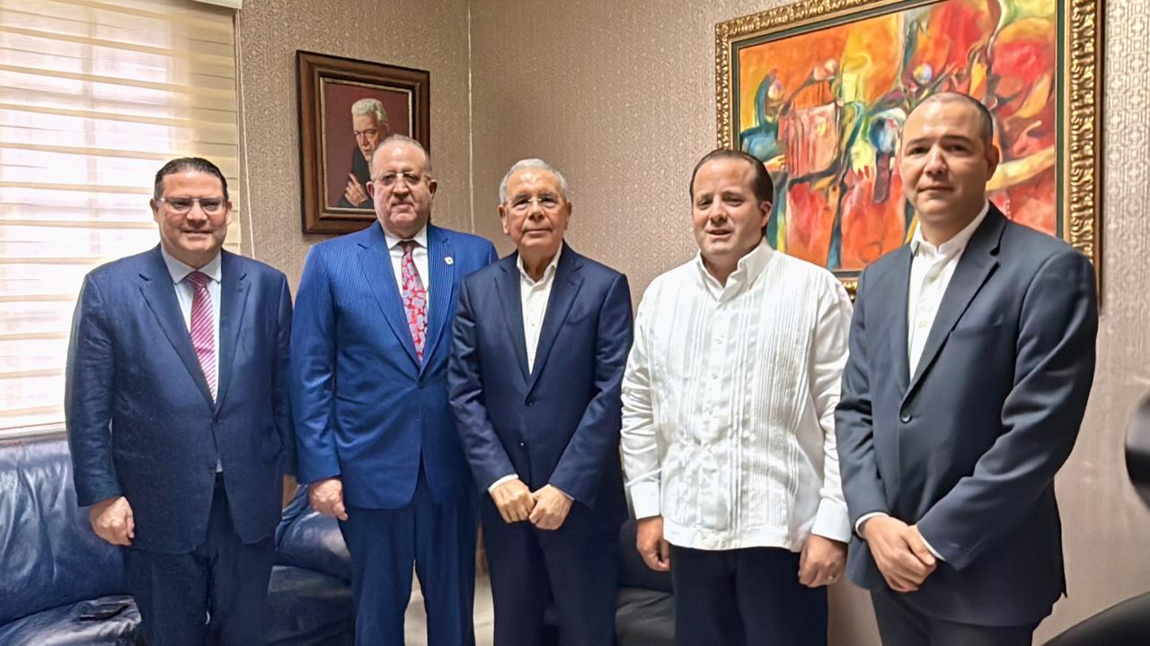 Delegación del Gobierno llega a la Casa Presidencial del PLD para abordar crisis global