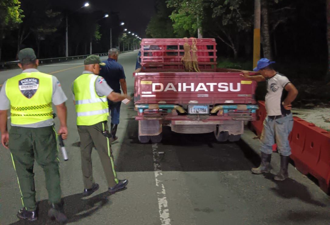 DIGESETT realiza jornada preventiva por uso inadecuado de luces en coordinación con la Policía