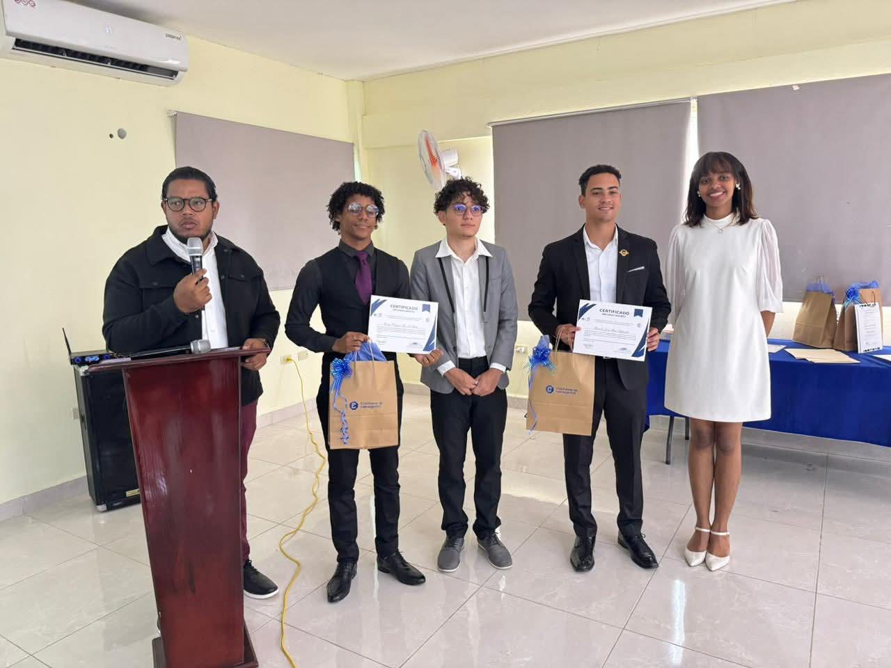Juramentan Club Estudiantil de Liderazgo en la Regional 03 de Educación en Azua