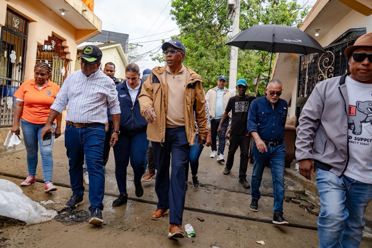 Director de DASAC encabeza recorrido por Los Alcarrizos y La Guáyiga tras daños provocados por inundaciones