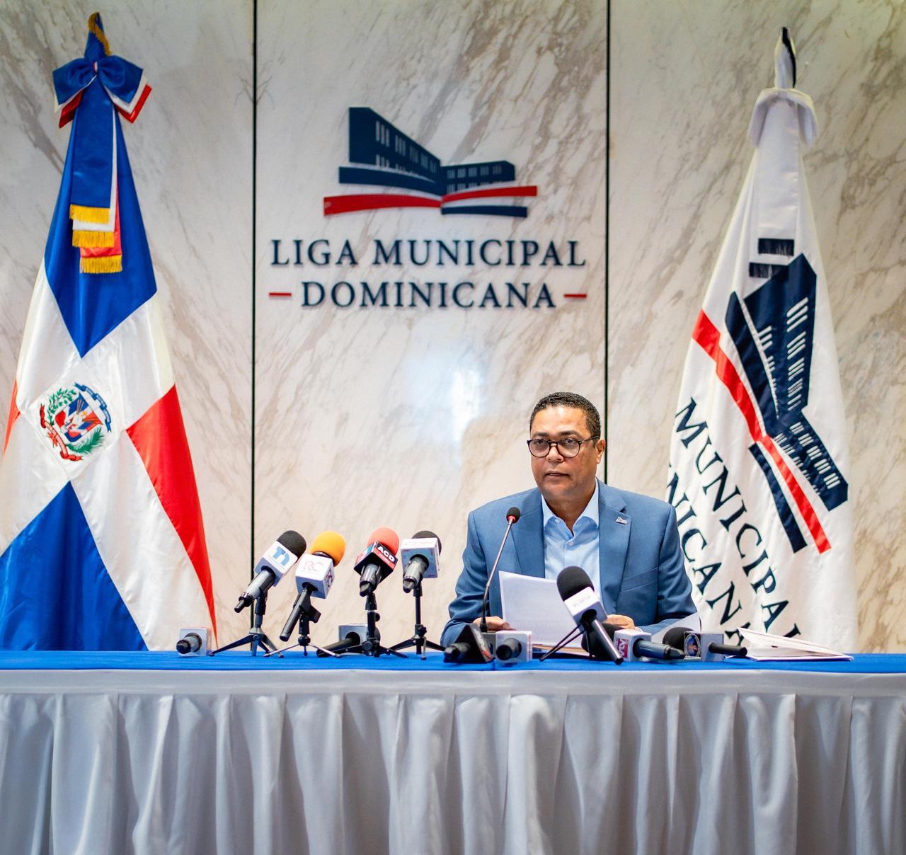 Víctor D’Aza resalta necesidad de camiones compactadores y valora apoyo de Abinader