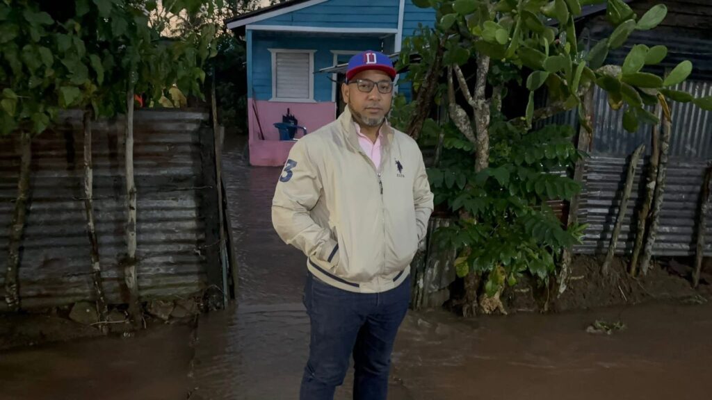 Diputado Jhon Contreras visita zona afectada por inundaciones en La Conejera, Bayaguana
