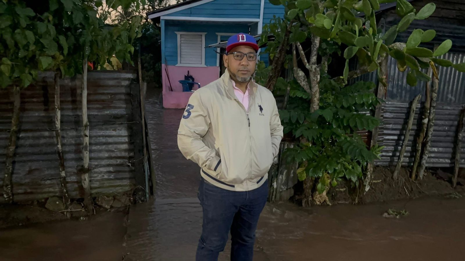 Diputado Jhon Contreras visita zona afectada por inundaciones en La Conejera, Bayaguana
