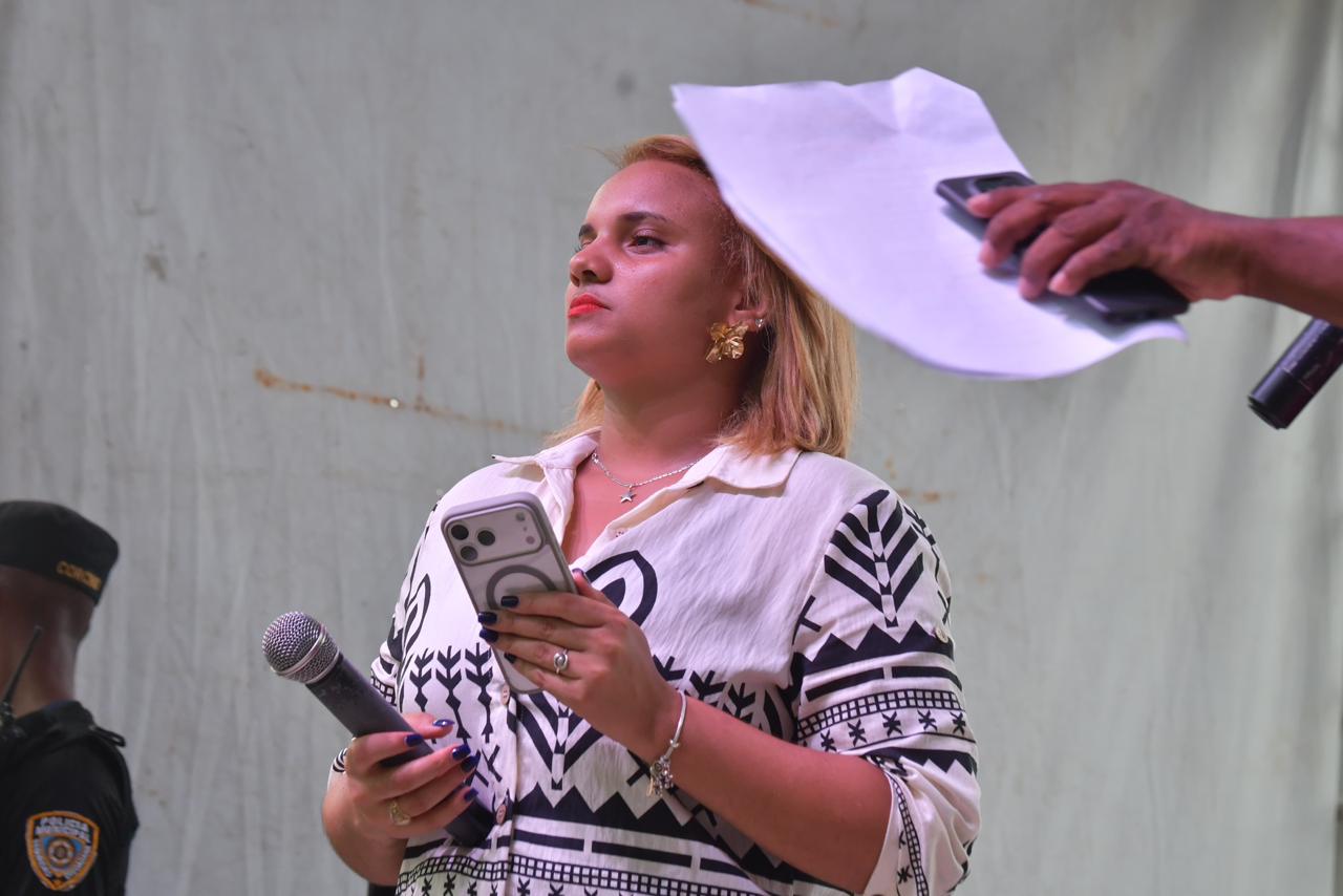 En el marco de la celebración del Desfile Cultural Las Galeras 2026, la psicóloga y comunicadora Emely Díaz destacó la importancia del respaldo de las autoridades