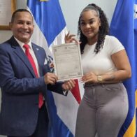 Cónsul dominicano rompe 24 años de apatridia en Curazao: joven obtiene por fin su identidad