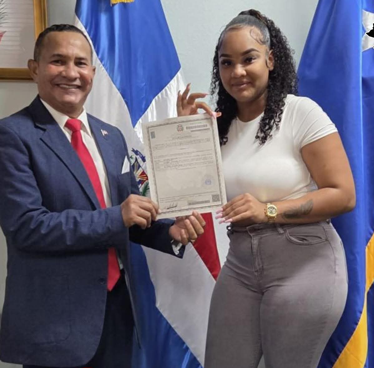 Cónsul dominicano rompe 24 años de apatridia en Curazao: joven obtiene por fin su identidad