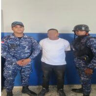 Apresan hombre en flagrante delito por presunto intercambio fraudulento de tarjeta bancaria.