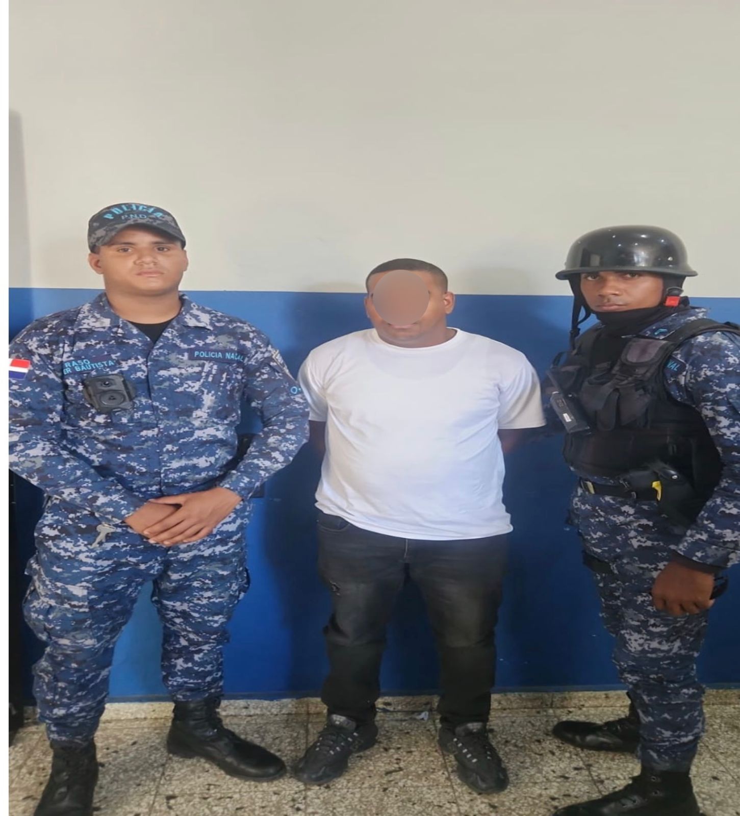 Apresan hombre en flagrante delito por presunto intercambio fraudulento de tarjeta bancaria.
