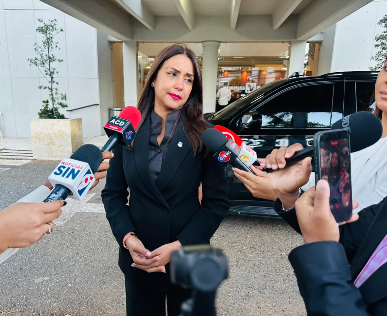 Selinée Méndez, entre lágrimas, despide a Carlos Bautista y resalta su legado humano y profesional