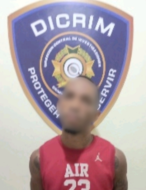 Policía apresa a hombre en flagrante delito con presuntas drogas y dinero en Moca