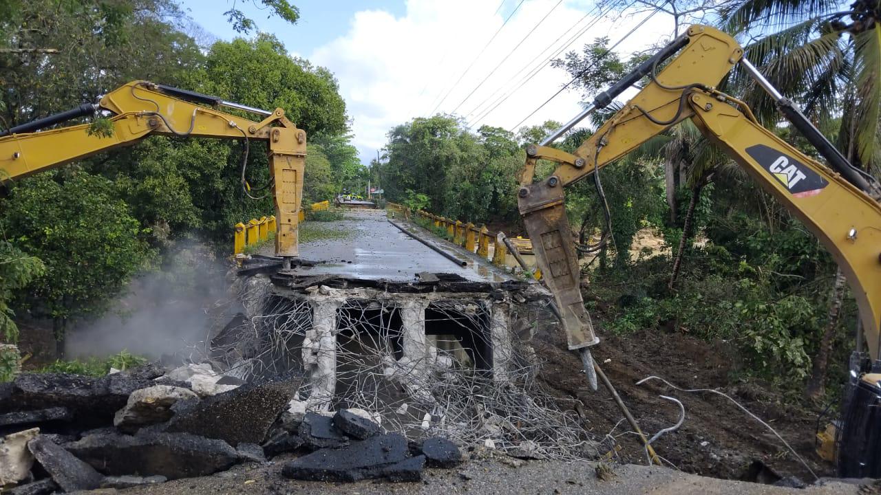 Puente sobre el río Camú.