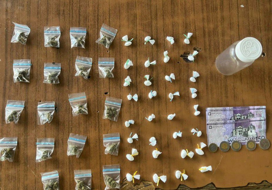 Policía incauta más de 580 porciones de drogas y desmantela puntos de venta en operativos en Santiago