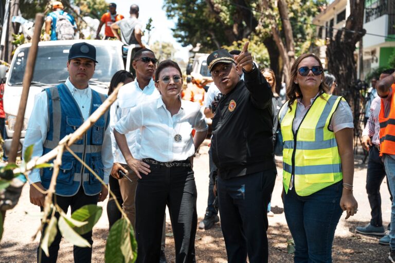 Carolina encabeza operativos de recuperación en Gazcue, el malecón, Ciudad Colonial y Zona Universitaria por fuertes vientos